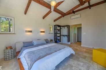 پانسیون Villa Topaz Above West Bay With 360 Degree Views!