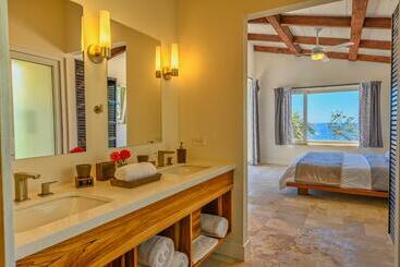 پانسیون Villa Topaz Above West Bay With 360 Degree Views!
