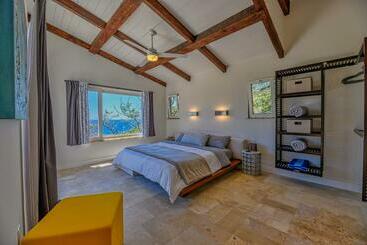پانسیون Villa Topaz Above West Bay With 360 Degree Views!