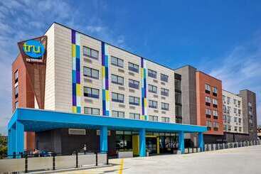 هتل Tru By Hilton Manchester Downtown