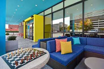 هتل Tru By Hilton Manchester Downtown