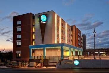 هتل Tru By Hilton Manchester Downtown