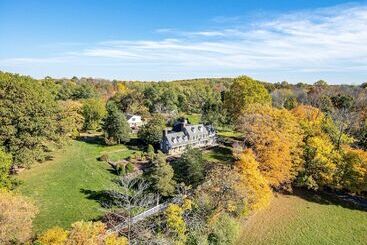 هتل Chimney Hill Estate Inn
