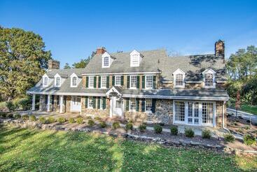 هتل Chimney Hill Estate Inn