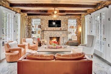 هتل Chimney Hill Estate Inn