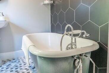 هتل Chimney Hill Estate Inn