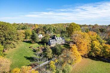 هتل Chimney Hill Estate Inn
