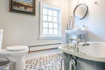 هتل Chimney Hill Estate Inn