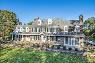 هتل Chimney Hill Estate Inn