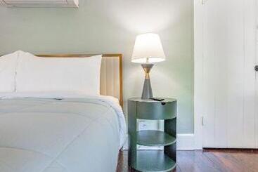 هتل Chimney Hill Estate Inn