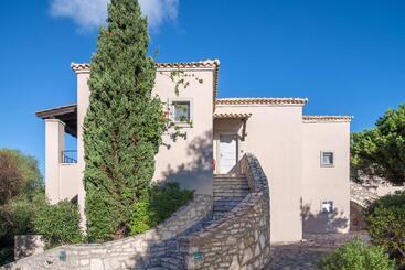 مُتل Mövenpick Resort Agios Nikolaos Sivota