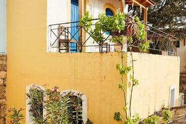 هتل Arolithos Traditional Village