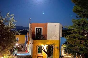 هتل Arolithos Traditional Village
