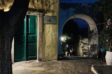 هتل Arolithos Traditional Village