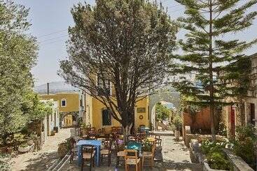 هتل Arolithos Traditional Village