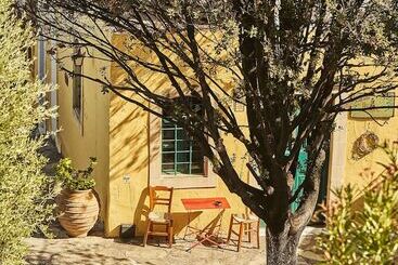 هتل Arolithos Traditional Village