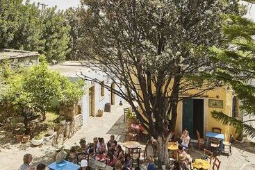 هتل Arolithos Traditional Village