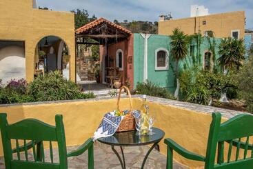 هتل Arolithos Traditional Village
