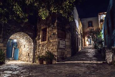 هتل Arolithos Traditional Village