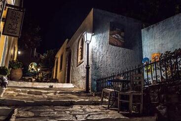 هتل Arolithos Traditional Village