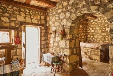 هتل Arolithos Traditional Village