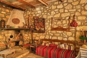 هتل Arolithos Traditional Village
