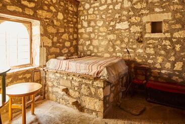 هتل Arolithos Traditional Village