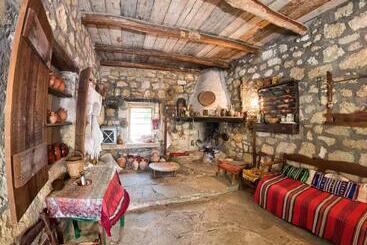 هتل Arolithos Traditional Village