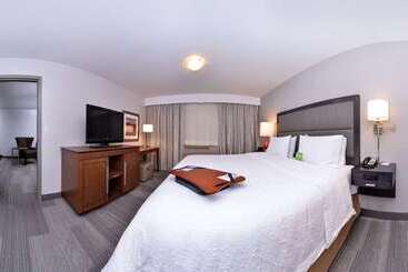 هتل Hampton Inn & Suites By Hilton Calgary  University Northwest