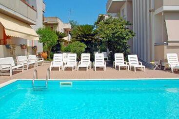هتل Holiday Club Residence