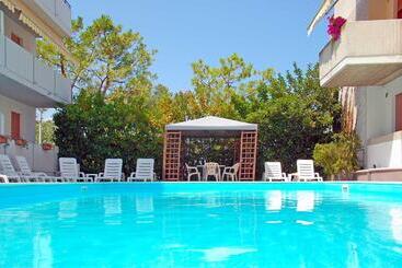 هتل Holiday Club Residence
