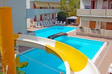 هتل Holiday Club Residence