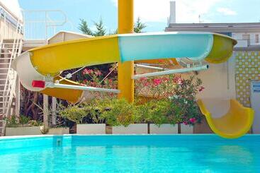 هتل Holiday Club Residence