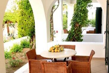 هتل Nissia Traditional Residences Spetses