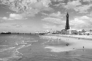The Big Blue Hotel   Blackpool Pleasure Beach