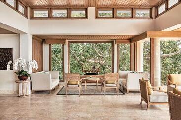 هتل Trisara Villas & Residences Phuket