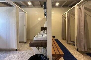 هتل The Crossing Lodge & Backpackers