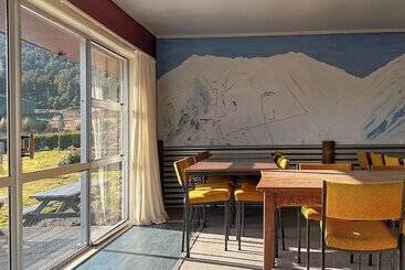 هتل The Crossing Lodge & Backpackers