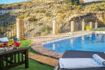 Stunning Home In Sayalonga - Sayalonga