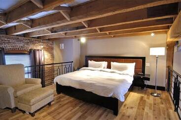 هتل Auberge Du Vieux Port By Gray Collection