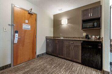هتل Best Western Plus Pembina Inn & Suites