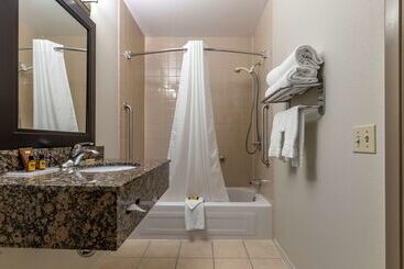 هتل Best Western Plus Pembina Inn & Suites