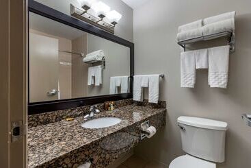 هتل Best Western Plus Pembina Inn & Suites