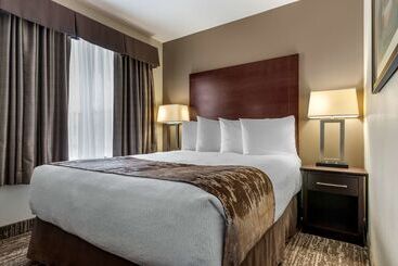 هتل Best Western Plus Pembina Inn & Suites