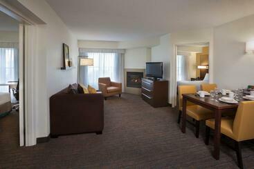 בית מלון כפרי Cambridge Suites Mississauga