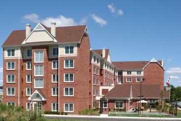 בית מלון כפרי Cambridge Suites Mississauga
