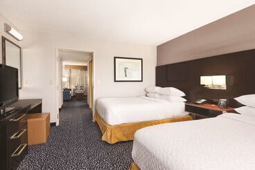 هتل Embassy Suites Louisville East