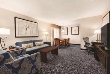 هتل Embassy Suites Louisville East
