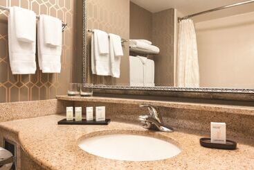 هتل Embassy Suites Louisville East