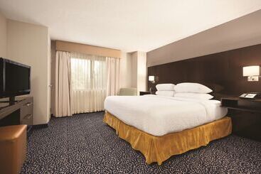 هتل Embassy Suites Louisville East